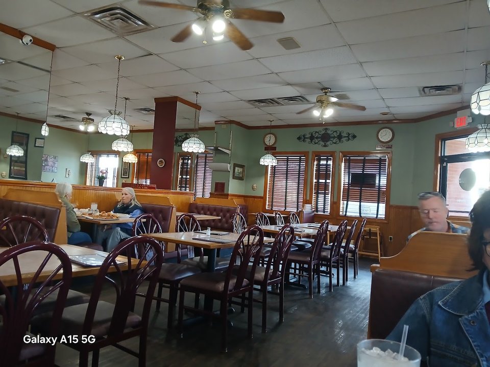 Front view of Kershaw House of Pizza.